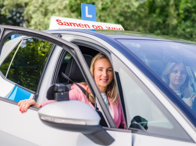 Foto van een kandidaat tijdens het personenauto praktijkexamen