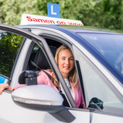 Foto van een kandidaat tijdens het personenauto praktijkexamen